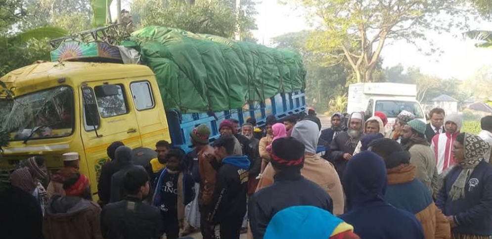 সাঁথিয়ায় ট্রাকচাপায় করিমনের তিন যাত্রী নিহত